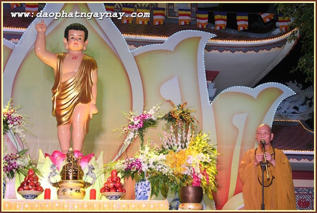 TP.HCM: Quan Âm Tu Viện thắp sáng bảy đoá sen vàng trong tuần Lễ Phật Đản - PL .2559