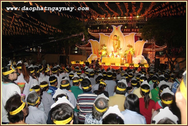 TP.HCM: Quan Âm Tu Viện thắp sáng bảy đoá sen vàng trong tuần Lễ Phật Đản - PL .2559