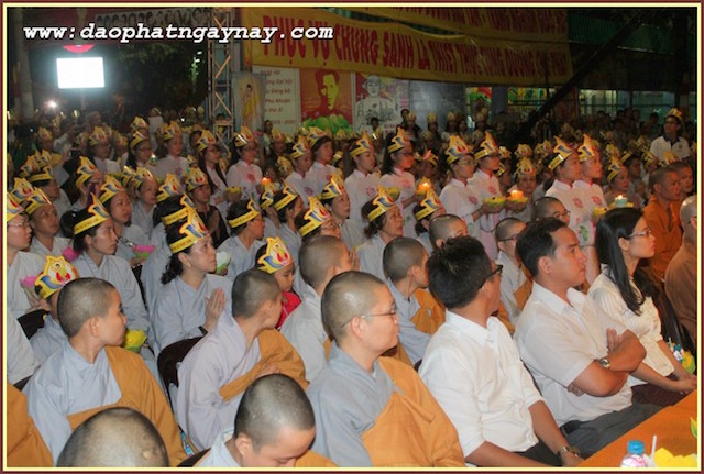 TP.HCM: Quan Âm Tu Viện thắp sáng bảy đoá sen vàng trong tuần Lễ Phật Đản - PL .2559