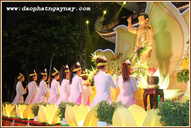 TP.HCM: Quan Âm Tu Viện thắp sáng bảy đoá sen vàng trong tuần Lễ Phật Đản - PL .2559