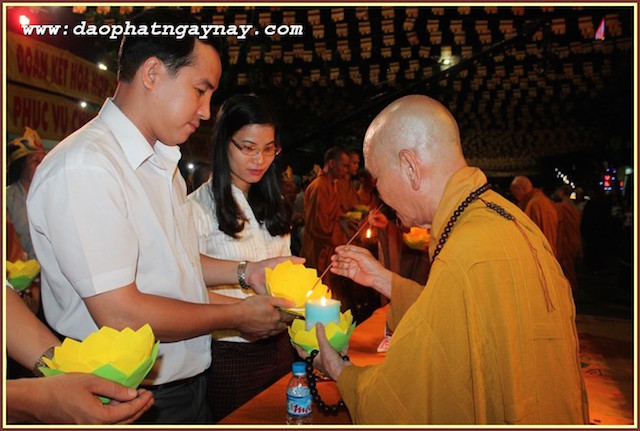 TP.HCM: Quan Âm Tu Viện thắp sáng bảy đoá sen vàng trong tuần Lễ Phật Đản - PL .2559