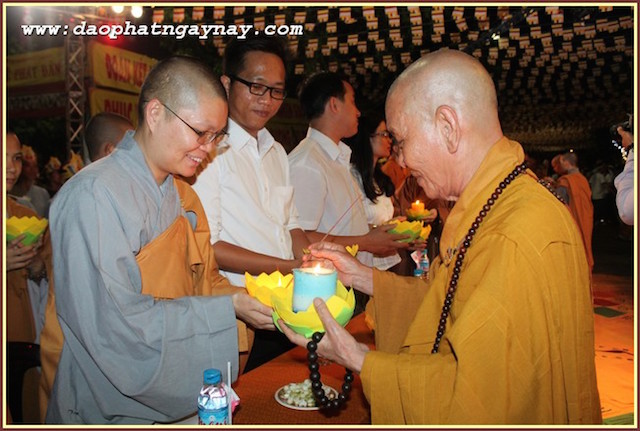 TP.HCM: Quan Âm Tu Viện thắp sáng bảy đoá sen vàng trong tuần Lễ Phật Đản - PL .2559