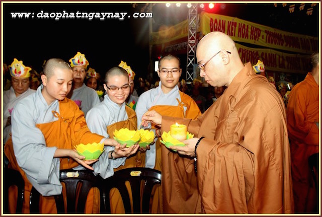 TP.HCM: Quan Âm Tu Viện thắp sáng bảy đoá sen vàng trong tuần Lễ Phật Đản - PL .2559