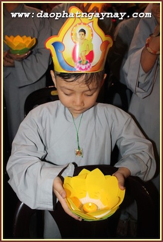 TP.HCM: Quan Âm Tu Viện thắp sáng bảy đoá sen vàng trong tuần Lễ Phật Đản - PL .2559