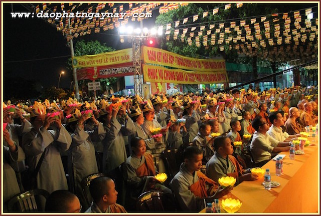 TP.HCM: Quan Âm Tu Viện thắp sáng bảy đoá sen vàng trong tuần Lễ Phật Đản - PL .2559