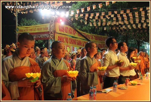 TP.HCM: Quan Âm Tu Viện thắp sáng bảy đoá sen vàng trong tuần Lễ Phật Đản - PL .2559