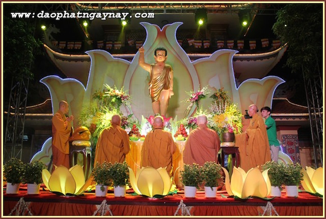 TP.HCM: Quan Âm Tu Viện thắp sáng bảy đoá sen vàng trong tuần Lễ Phật Đản - PL .2559