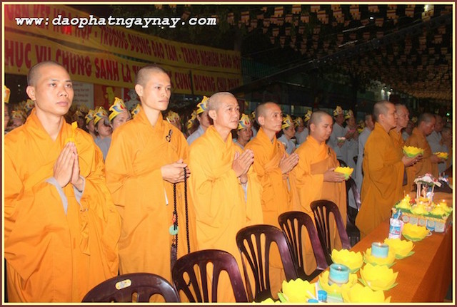 TP.HCM: Quan Âm Tu Viện thắp sáng bảy đoá sen vàng trong tuần Lễ Phật Đản - PL .2559