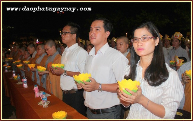 TP.HCM: Quan Âm Tu Viện thắp sáng bảy đoá sen vàng trong tuần Lễ Phật Đản - PL .2559
