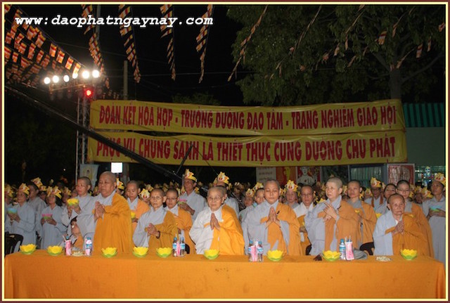 TP.HCM: Quan Âm Tu Viện thắp sáng bảy đoá sen vàng trong tuần Lễ Phật Đản - PL .2559