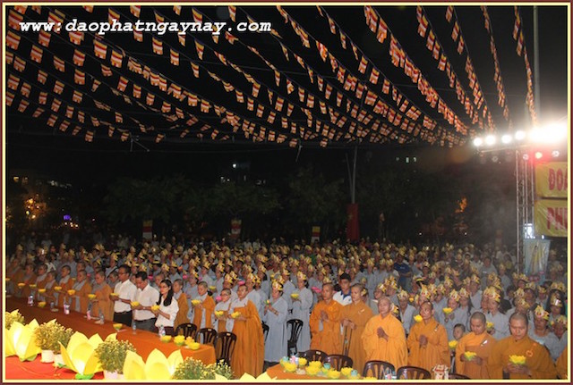 TP.HCM: Quan Âm Tu Viện thắp sáng bảy đoá sen vàng trong tuần Lễ Phật Đản - PL .2559