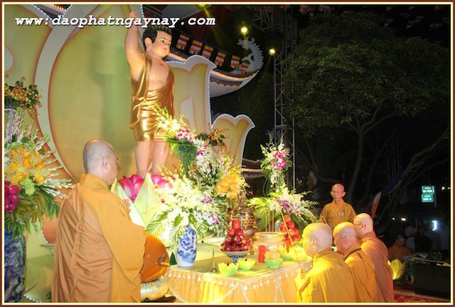 TP.HCM: Quan Âm Tu Viện thắp sáng bảy đoá sen vàng trong tuần Lễ Phật Đản - PL .2559