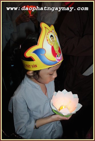 TP.HCM: Quan Âm Tu Viện thắp sáng bảy đoá sen vàng trong tuần Lễ Phật Đản - PL .2559