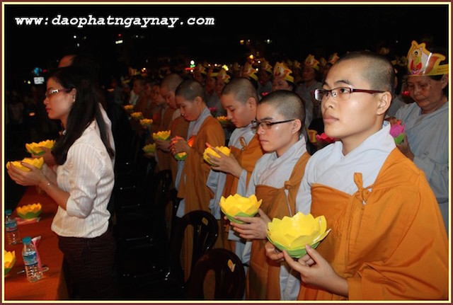 TP.HCM: Quan Âm Tu Viện thắp sáng bảy đoá sen vàng trong tuần Lễ Phật Đản - PL .2559