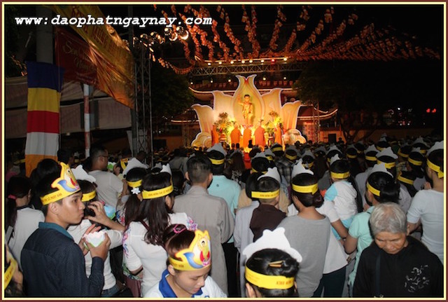 TP.HCM: Quan Âm Tu Viện thắp sáng bảy đoá sen vàng trong tuần Lễ Phật Đản - PL .2559