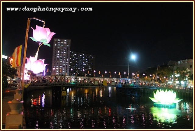 TP.HCM: Quan Âm Tu Viện thắp sáng bảy đoá sen vàng trong tuần Lễ Phật Đản - PL .2559