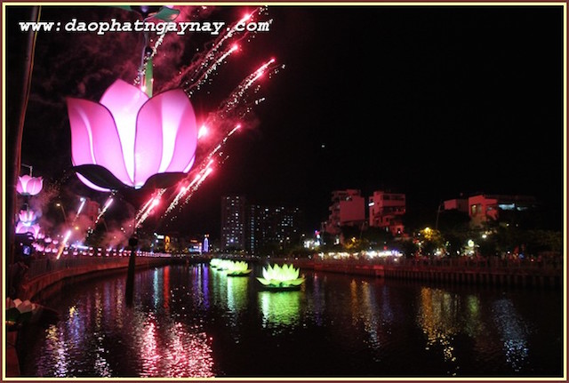 TP.HCM: Quan Âm Tu Viện thắp sáng bảy đoá sen vàng trong tuần Lễ Phật Đản - PL .2559