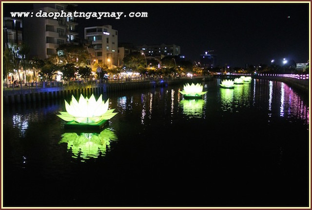 TP.HCM: Quan Âm Tu Viện thắp sáng bảy đoá sen vàng trong tuần Lễ Phật Đản - PL .2559