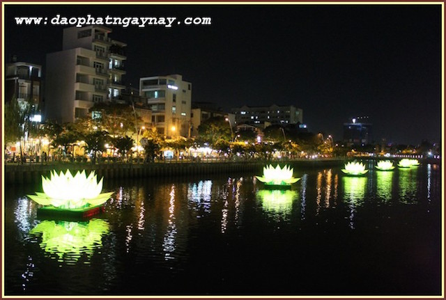 TP.HCM: Quan Âm Tu Viện thắp sáng bảy đoá sen vàng trong tuần Lễ Phật Đản - PL .2559