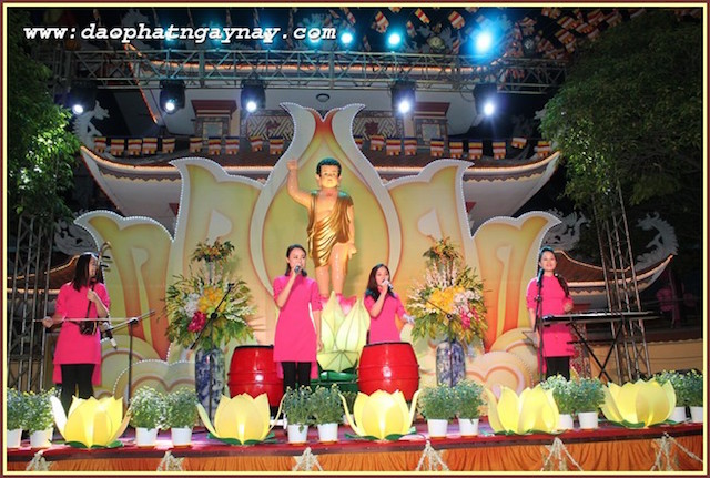 TP.HCM: Quan Âm Tu Viện thắp sáng bảy đoá sen vàng trong tuần Lễ Phật Đản - PL .2559