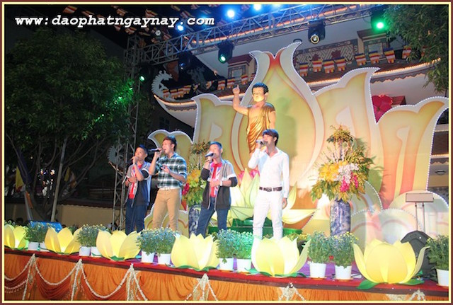 TP.HCM: Quan Âm Tu Viện thắp sáng bảy đoá sen vàng trong tuần Lễ Phật Đản - PL .2559