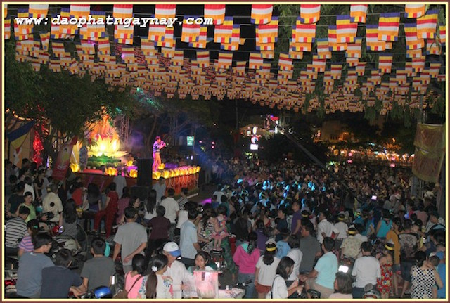 TP.HCM: Quan Âm Tu Viện thắp sáng bảy đoá sen vàng trong tuần Lễ Phật Đản - PL .2559