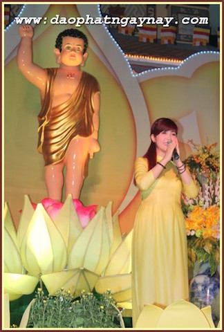 TP.HCM: Quan Âm Tu Viện thắp sáng bảy đoá sen vàng trong tuần Lễ Phật Đản - PL .2559