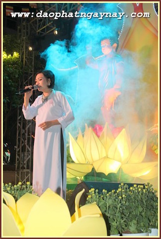 TP.HCM: Quan Âm Tu Viện thắp sáng bảy đoá sen vàng trong tuần Lễ Phật Đản - PL .2559