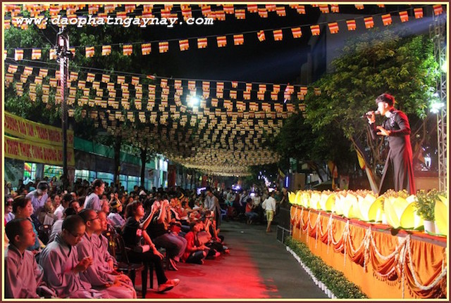 TP.HCM: Quan Âm Tu Viện thắp sáng bảy đoá sen vàng trong tuần Lễ Phật Đản - PL .2559