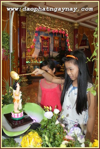 TP.HCM: Quan Âm Tu Viện thắp sáng bảy đoá sen vàng trong tuần Lễ Phật Đản - PL .2559