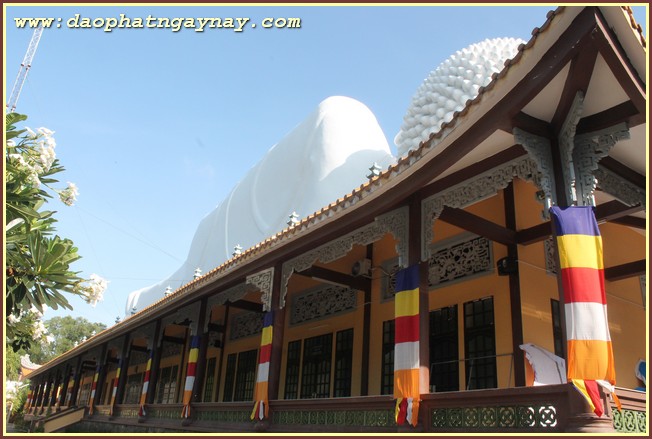 Bình Dương: Chùm ảnh không khí chuẩn bị cho đại lễ Phật đản PL 2559