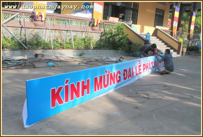 Bình Dương: Chùm ảnh không khí chuẩn bị cho đại lễ Phật đản PL 2559