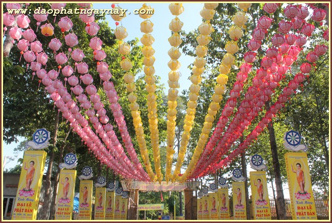 Bình Dương: Chùm ảnh không khí chuẩn bị cho đại lễ Phật đản PL 2559