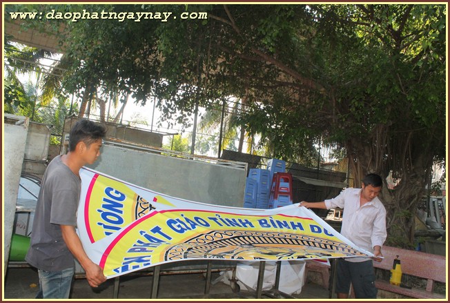 Bình Dương: Chùm ảnh không khí chuẩn bị cho đại lễ Phật đản PL 2559