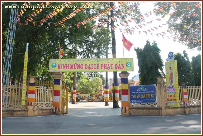 Bình Dương: Chùm ảnh không khí chuẩn bị cho đại lễ Phật đản PL 2559