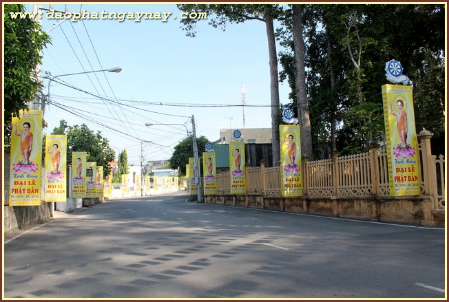 Bình Dương: Chùm ảnh không khí chuẩn bị cho đại lễ Phật đản PL 2559