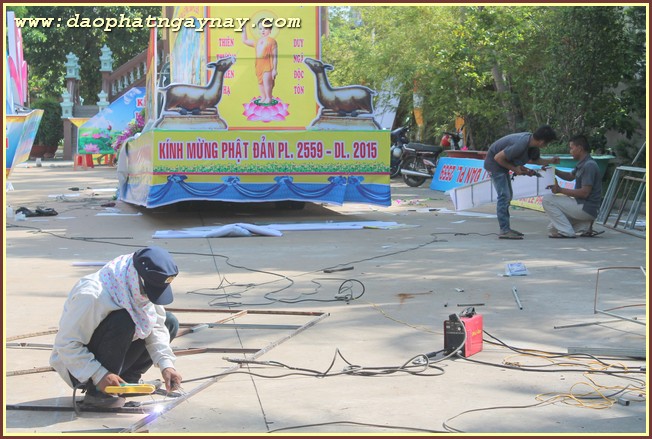 Bình Dương: Chùm ảnh không khí chuẩn bị cho đại lễ Phật đản PL 2559