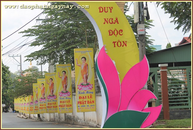 Bình Dương: Chùm ảnh không khí chuẩn bị cho đại lễ Phật đản PL 2559