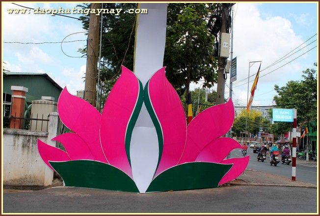 Bình Dương: Chùm ảnh không khí chuẩn bị cho đại lễ Phật đản PL 2559