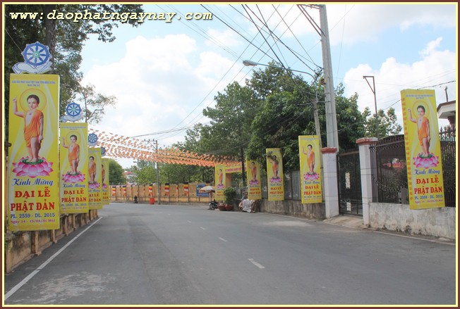 Bình Dương: Chùm ảnh không khí chuẩn bị cho đại lễ Phật đản PL 2559