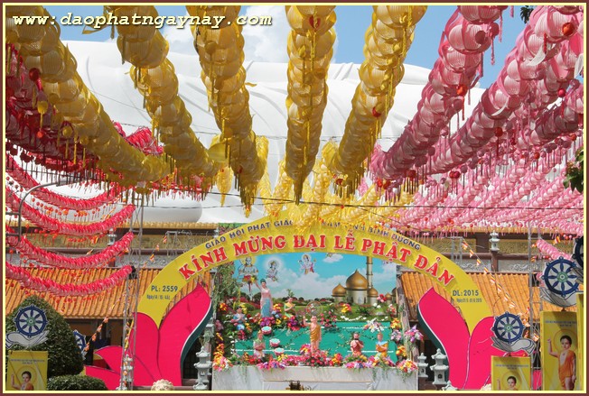 Bình Dương: Chùm ảnh không khí chuẩn bị cho đại lễ Phật đản PL 2559