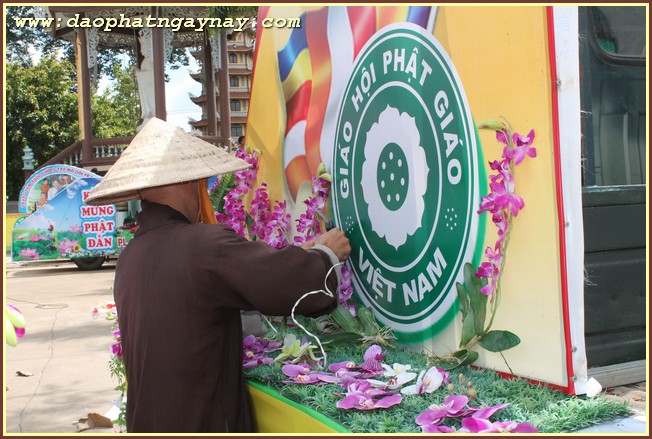 Bình Dương: Chùm ảnh không khí chuẩn bị cho đại lễ Phật đản PL 2559
