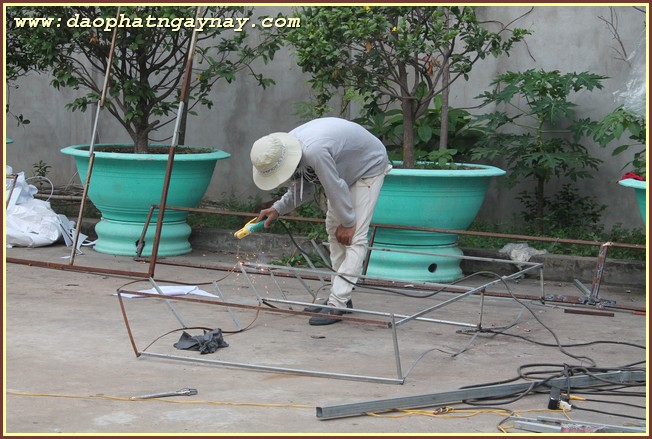 Bình Dương: Chùm ảnh không khí chuẩn bị cho đại lễ Phật đản PL 2559