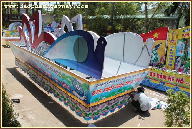 Bình Dương: Chùm ảnh không khí chuẩn bị cho đại lễ Phật đản PL 2559