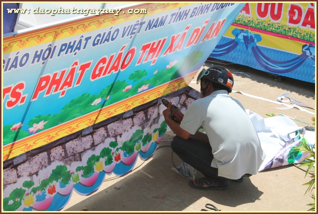 Bình Dương: Chùm ảnh không khí chuẩn bị cho đại lễ Phật đản PL 2559
