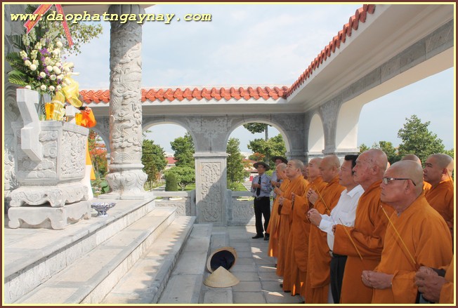 Bình Dương: Tưng bừng diễu hành xe hoa chào mừng Phật đản PL 2559