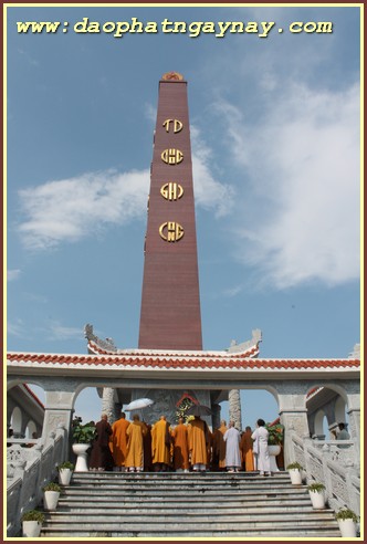 Bình Dương: Tưng bừng diễu hành xe hoa chào mừng Phật đản PL 2559