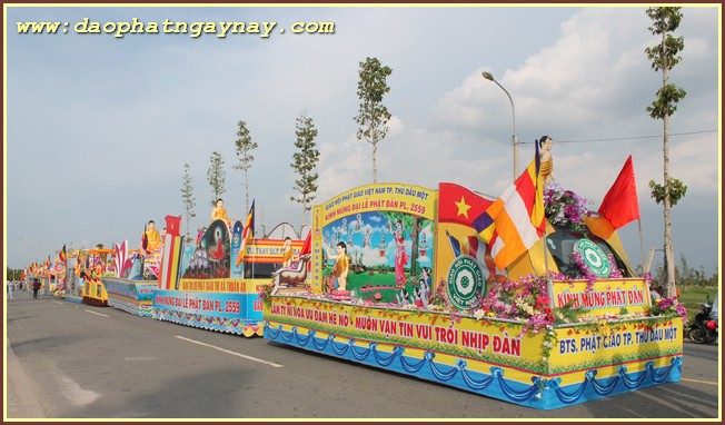 Bình Dương: Tưng bừng diễu hành xe hoa chào mừng Phật đản PL 2559