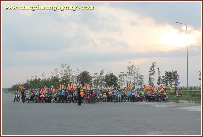 Bình Dương: Tưng bừng diễu hành xe hoa chào mừng Phật đản PL 2559