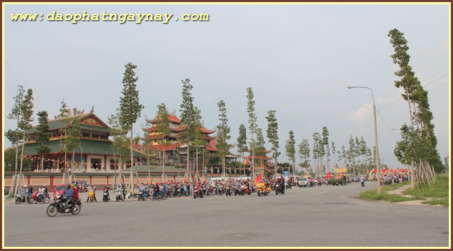 Bình Dương: Tưng bừng diễu hành xe hoa chào mừng Phật đản PL 2559